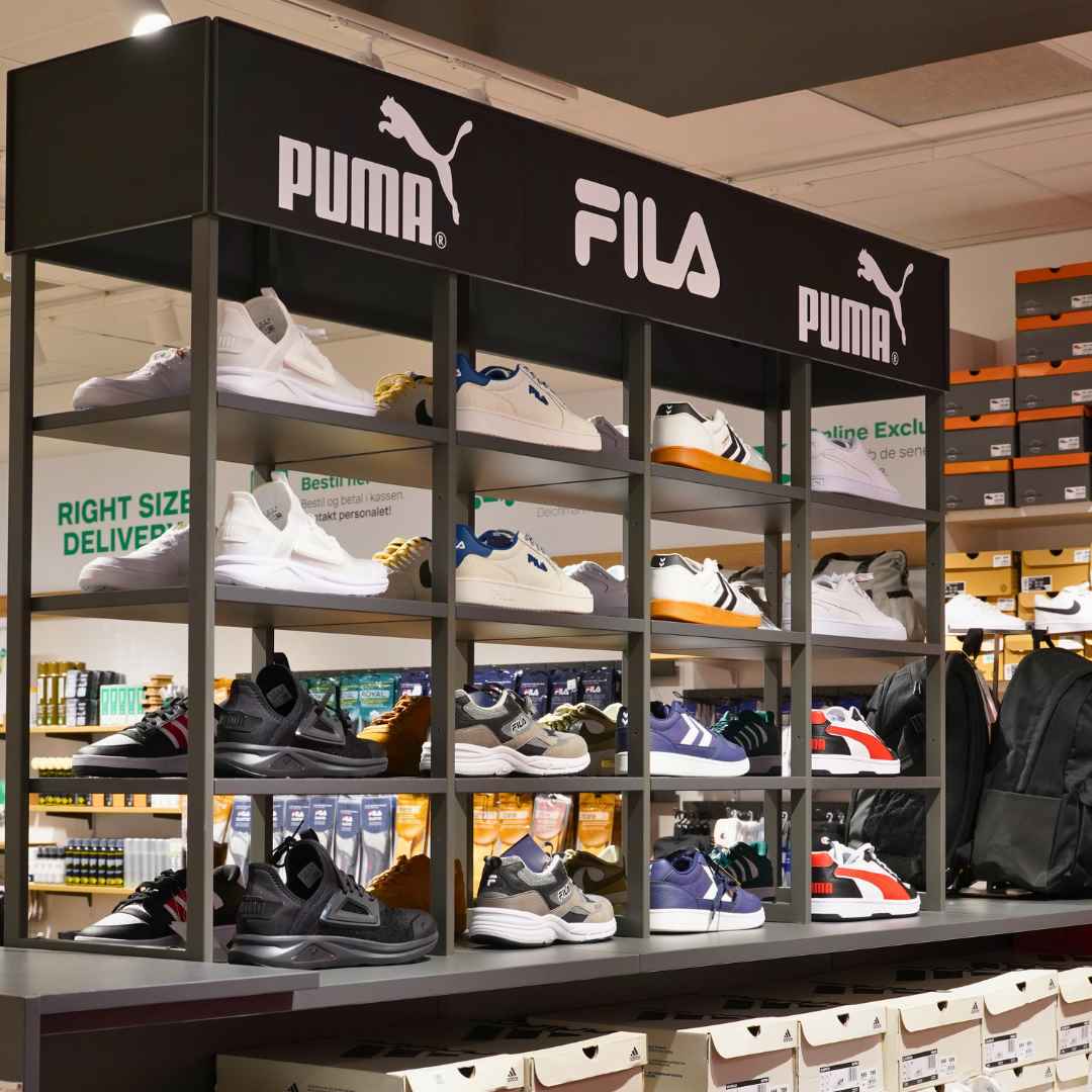 Stort udvalg af sneakers fra forskellige mærker hos Deichmann i Randers. 